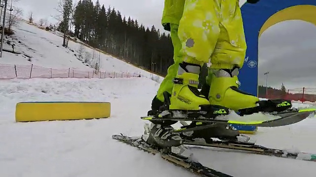 一位教练抱着一个婴儿上滑雪缆车。视频下载