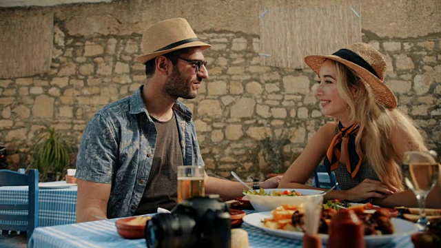 在欧洲的传统餐馆里享受美食的年轻游客视频素材