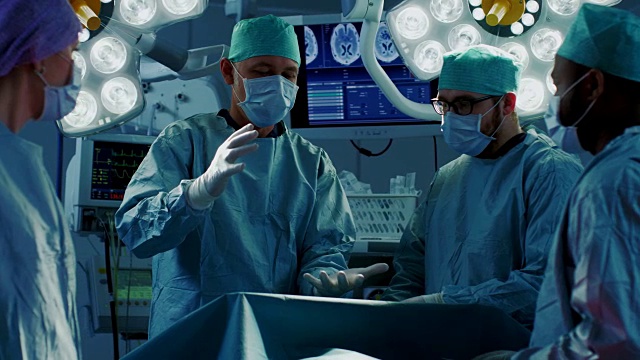 不同的专业医生团队在医院手术室对病人实施侵入性使用增强现实技术。真正的现代医院与真实的设备。视频素材