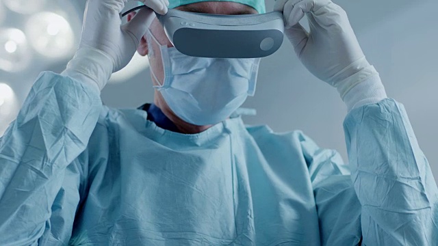 在医院手术室，专业外科医生戴上虚拟现实眼镜。视频素材