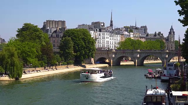 巴黎，塞纳河上的游船视频素材