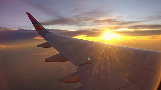 黄昏飞行和黄昏天空与飞机机翼从飞机窗口视频素材