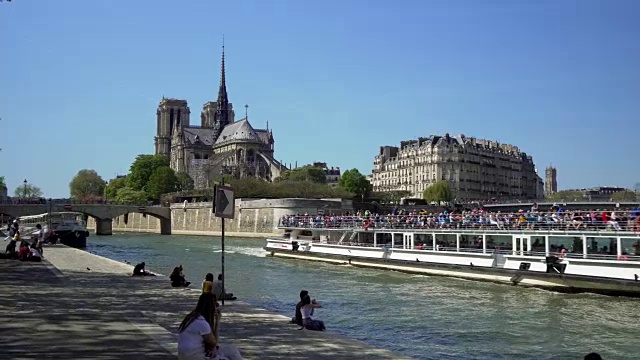 巴黎，塞纳河上的游船视频下载