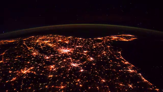 来自太空的地球:北极光在夜晚是美丽而充满活力的颜色视频素材