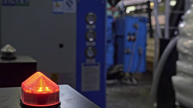 加工机上的警告灯。卫生纸生产车间大车间机器上红光闪烁。金属柜上的红色警报器。工作区域的安全警告灯。视频素材