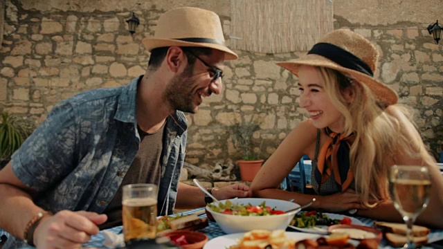 游客在传统的希腊餐厅享用午餐视频素材