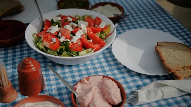 游客在传统的希腊餐馆吃地中海食物视频素材