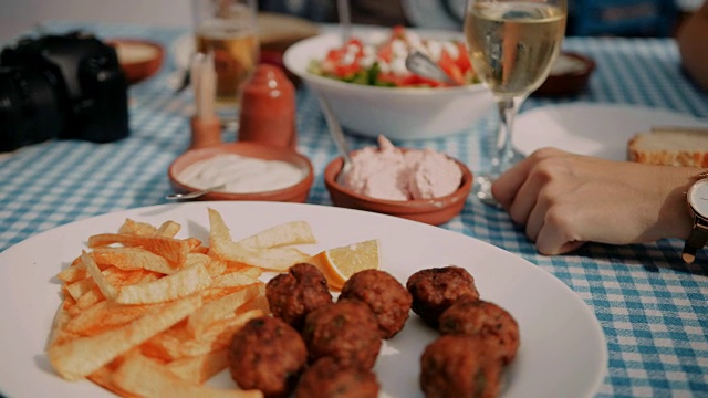地中海食物和开胃菜在传统的希腊餐厅视频素材