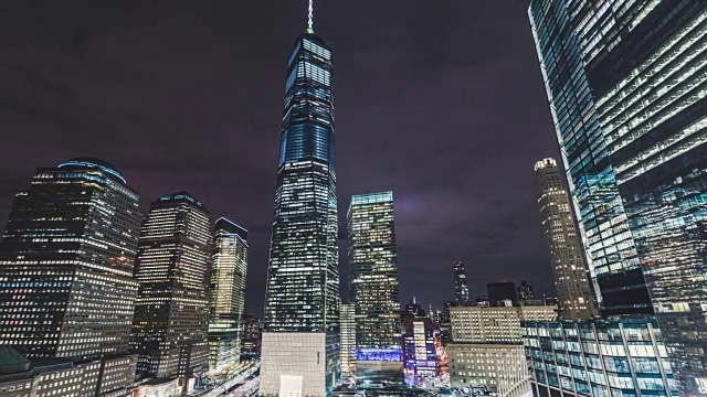 T/L LA PAN照亮的摩天大楼(世界贸易中心一号)在曼哈顿晚上/纽约视频素材