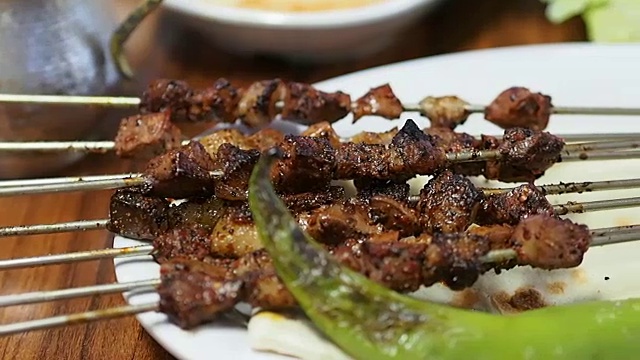 土耳其迪亚巴克尔肝脏烤肉餐厅视频素材