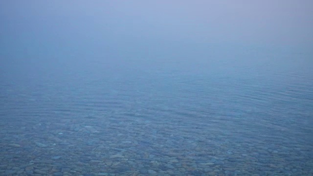美丽的早晨，平静的水面上有雾。视频素材