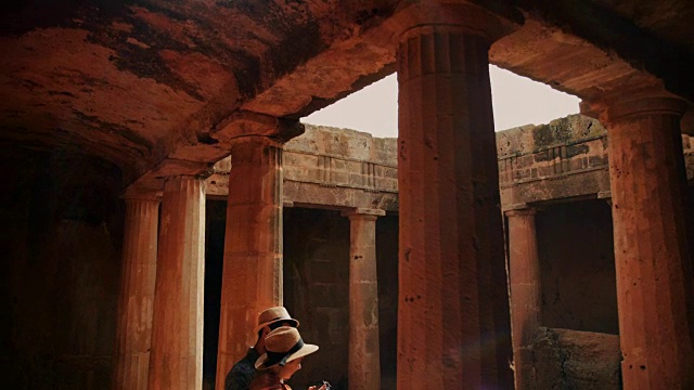 游客拿着相机在希腊的古纪念碑拍照视频素材