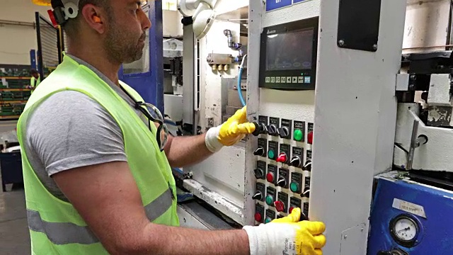 手工工人检查，控制工厂的产值视频素材