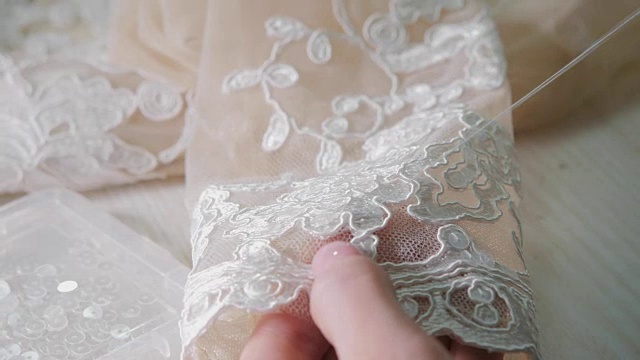 针线特写，绣花图案。用于缝制优雅婚纱的设备。手工制作的视频下载
