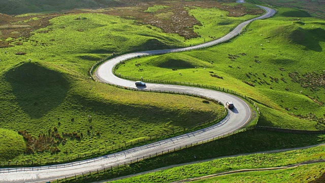 阳光反射在壮观的弯曲的道路在英国峰区视频素材