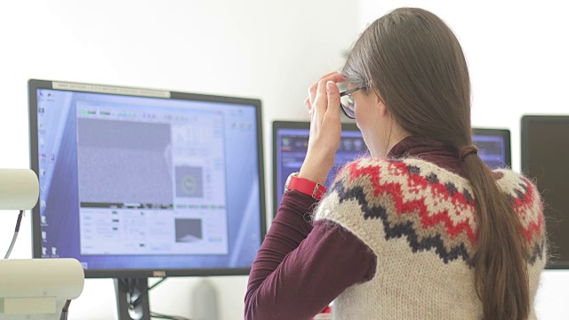在电脑显示器上分析科学样本的女性研究员视频素材