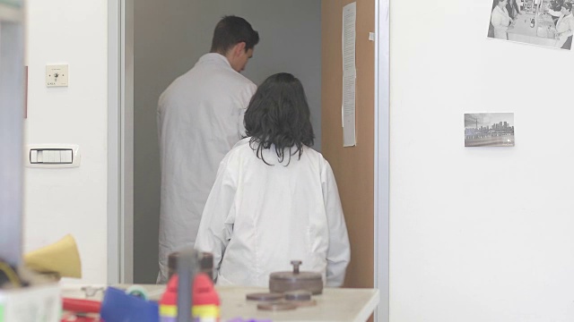 研究人员及其助手为科学样品检测准备铅容器视频素材