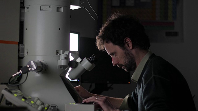 研究人员使用场发射电子显微镜检查科学样品视频下载