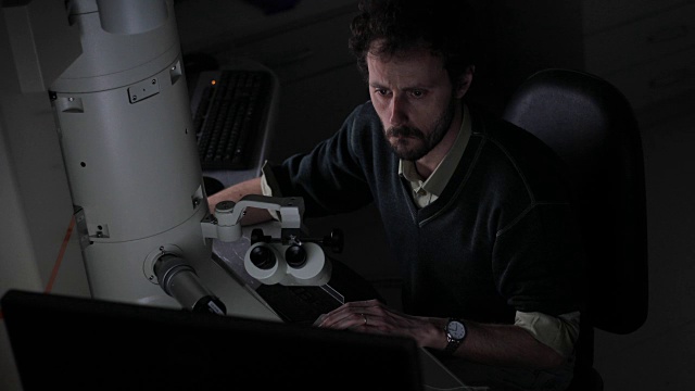 研究人员使用计算机和数字显微镜检查样本视频素材