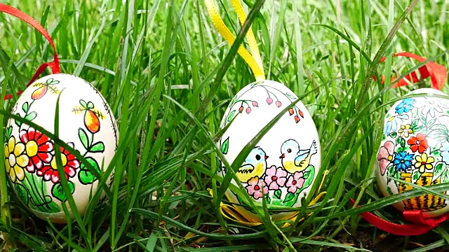 草地上画着复活节彩蛋。平移。视频下载