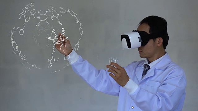 未来医疗技术。医生使用眼镜现实与AR技术的化学配方分析。视频素材