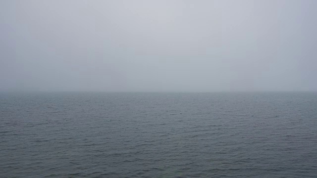 清晨平静水面有雾，循环录像。视频素材