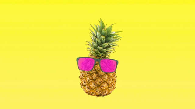 菠萝跳舞与粉红色的眼镜黄色的背景海滩派对视频下载
