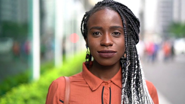 《街头非洲妇女的肖像》视频素材