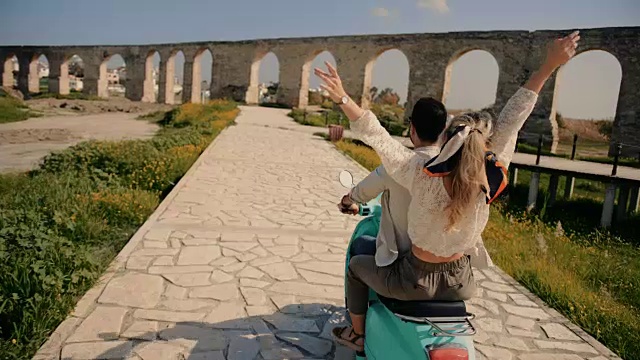 一对年轻夫妇骑着踏板车在欧洲度暑假视频素材