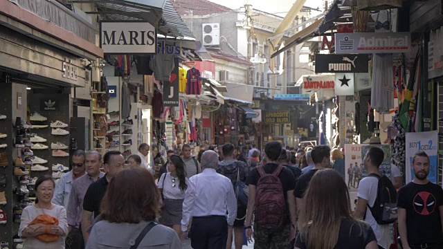 欧洲，希腊，雅典，Monastiraki区跳蚤市场的商店和游客视频下载