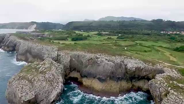 鸟瞰在海岸线上的岩石悬崖视频下载