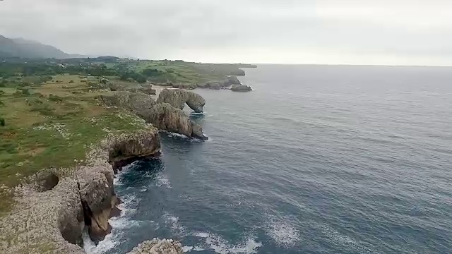 鸟瞰在海岸线上的岩石悬崖视频下载