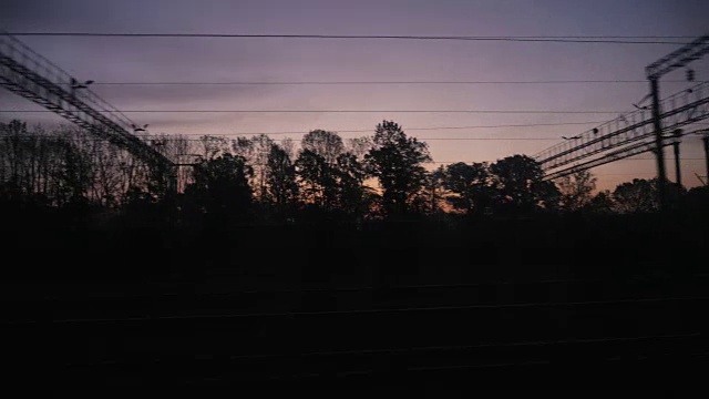 早上在火车上。在暮色的窗外视频素材