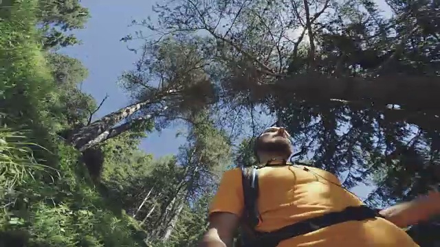 一个男人在森林里越野跑的视频视频素材