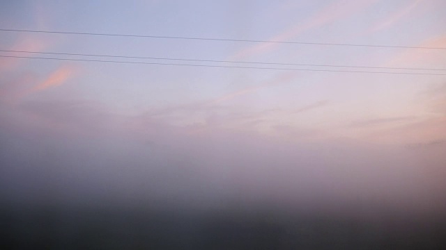 从火车窗口望出去——雾中的森林和山谷，日出前的清晨视频素材