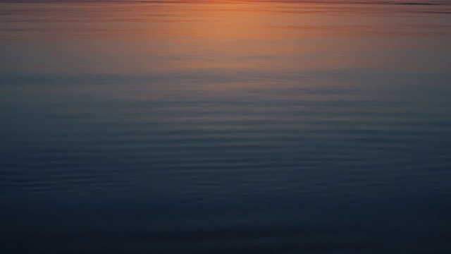 平静的水面和壮丽的日落。视频素材