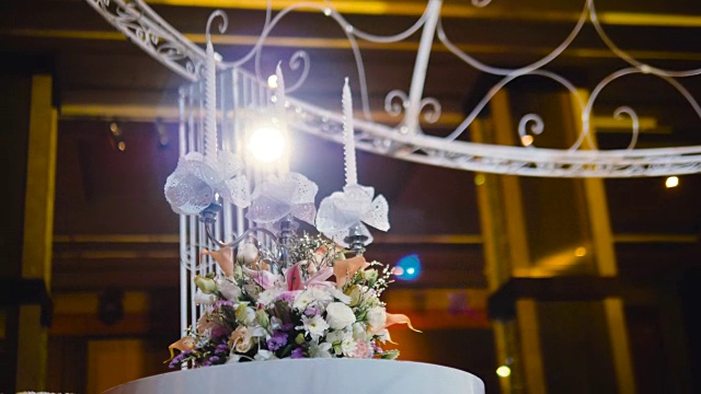 美丽的婚礼蛋糕装饰蜡烛在婚宴上。视频素材