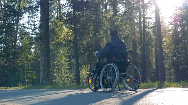 病人坐在特殊轮椅上。视频素材