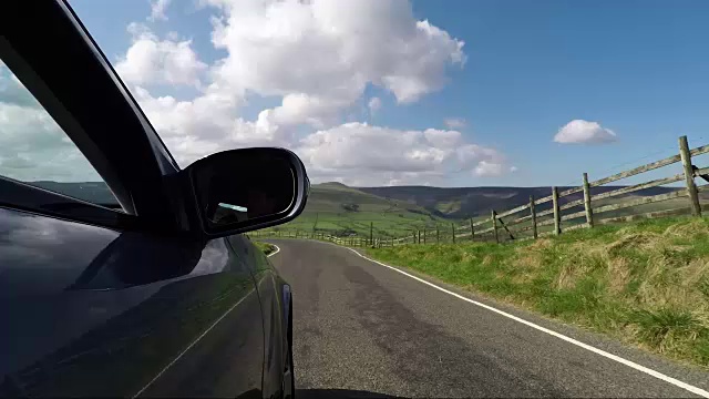 一辆车沿着山路驶往爱代尔山谷。视频下载