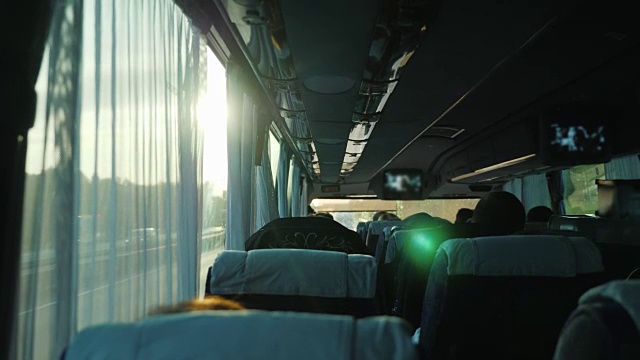 从乘客巴士内观看游客。乘巴士旅行和旅游概念视频下载
