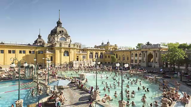 匈牙利布达佩斯的Szechenyi温泉浴场。视频下载