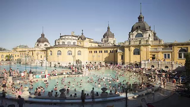 匈牙利布达佩斯的Szechenyi温泉浴场。视频素材