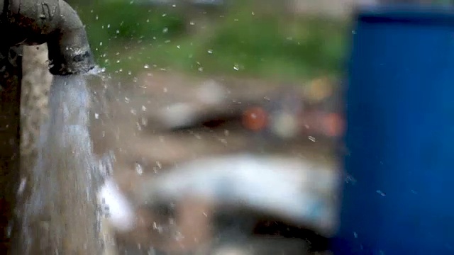 水龙头滴水和飞溅的慢动作镜头视频素材