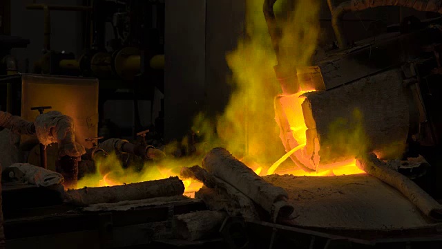 在钢厂进行热浇钢。在机架内，熔化的金属通过特殊的通道浇注，用专用的机器进一步轧制。现代冶金工业视频素材
