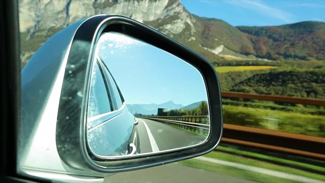 从一辆现代汽车的车窗侧镜看出去视频素材