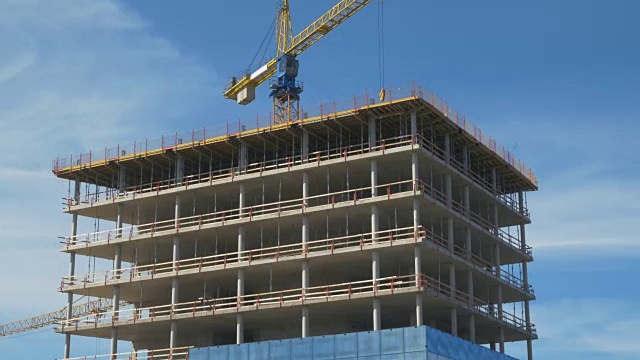 空中轨道拍摄的正在建设中的摩天大楼在商业区。在鹤和蓝天的背景中。视频素材