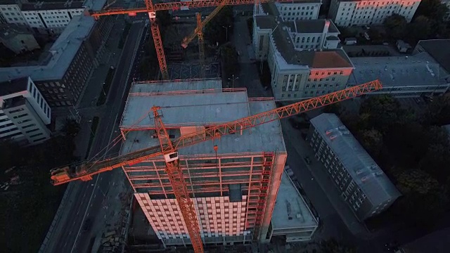 高空高空拍摄的摩天大楼在建设过程中。工作起重机与现代城市的背景。视频素材