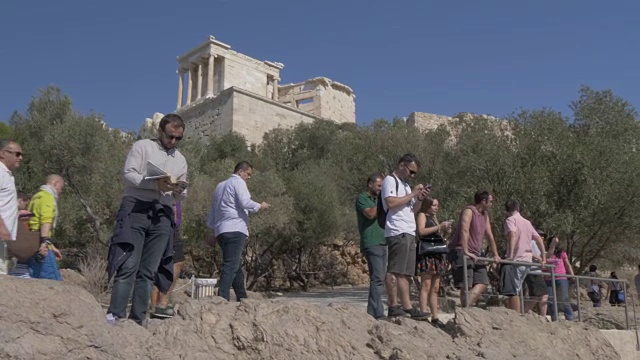 游客俯瞰希罗德·阿提库斯的奥德翁，雅典卫城，希腊，欧洲视频下载