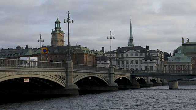 位于斯德哥尔摩市中心的Vasabron桥，有海洋和古老的建筑视频下载