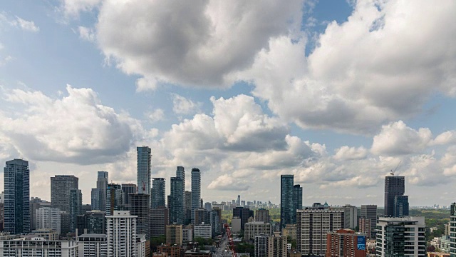 现代城市建筑与夏天的云视频素材